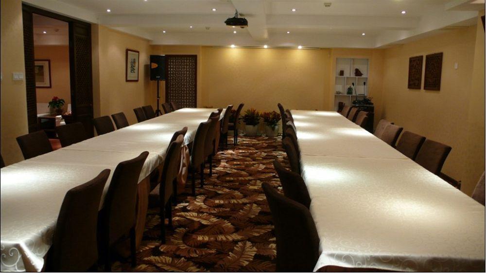 Beijing Red Wall Garden Hotel Wangfujing Exterior photo